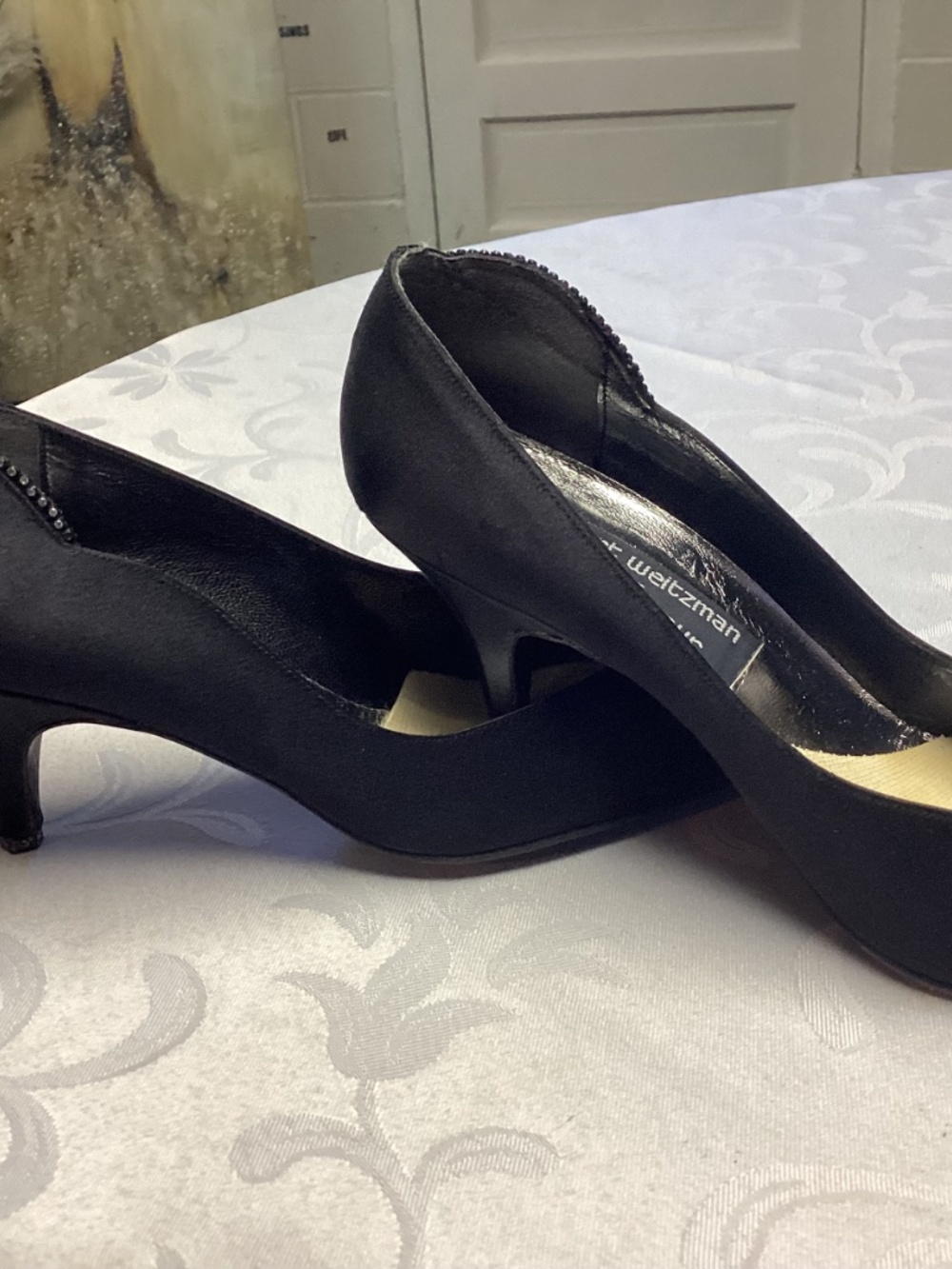 STEWART WEITZMAN. BLACK SATIN FANCY KITTEN HEELS SZ 8 - Picture 15 of 15